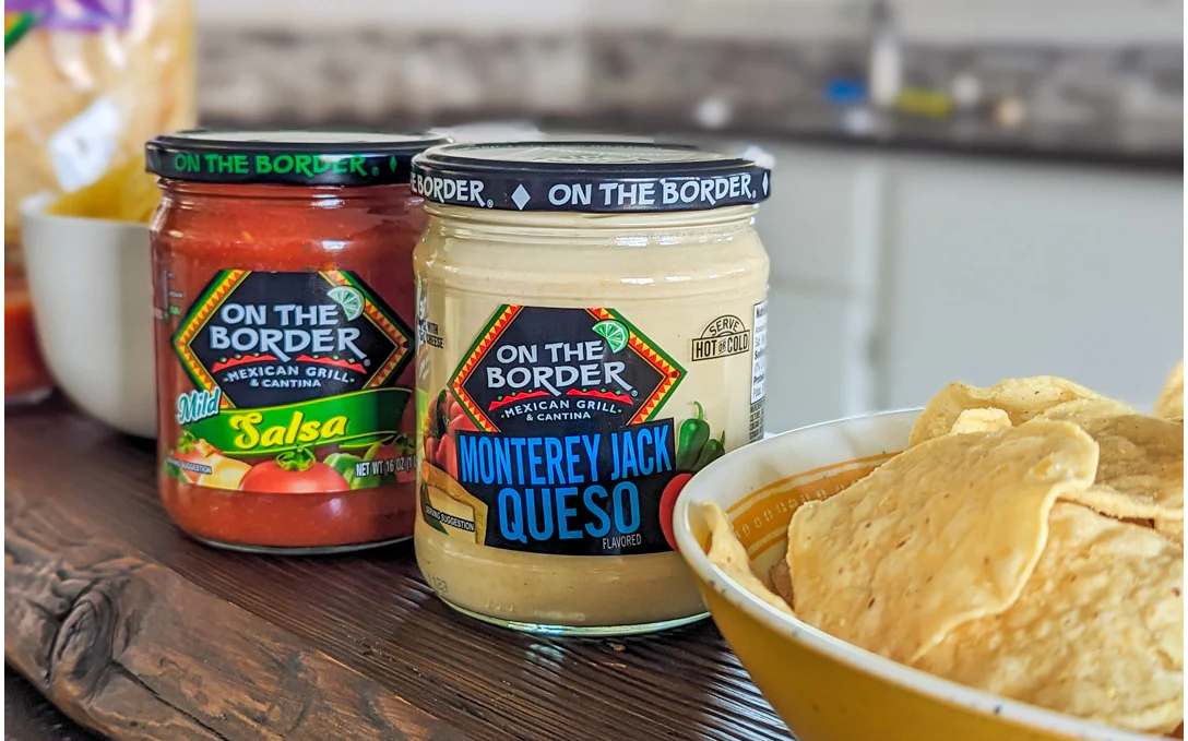 On The Border Tortilla Chips Cafe Style Roasted & Garlic Mexican Herb 9.5 oz - Image 2